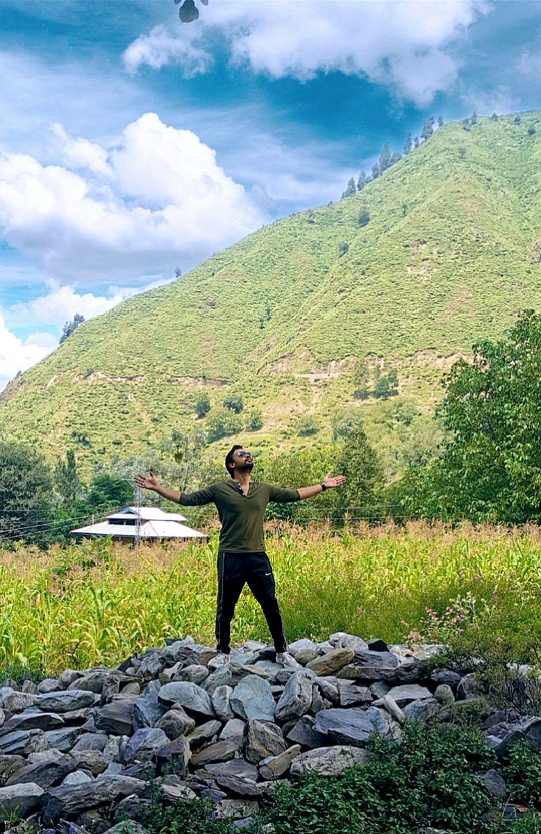 iamimranaslam's tweet photo. All good things are wild and free, my footsteps know the mountain and nature, a rythem born from soul... 
. 
#IamImranAslam #ImranAslam #vacation #nature #mountainview #mountains #soul #green #upnorth #beauty #beautiful #desi #actor https://t.co/71KUB9faQV