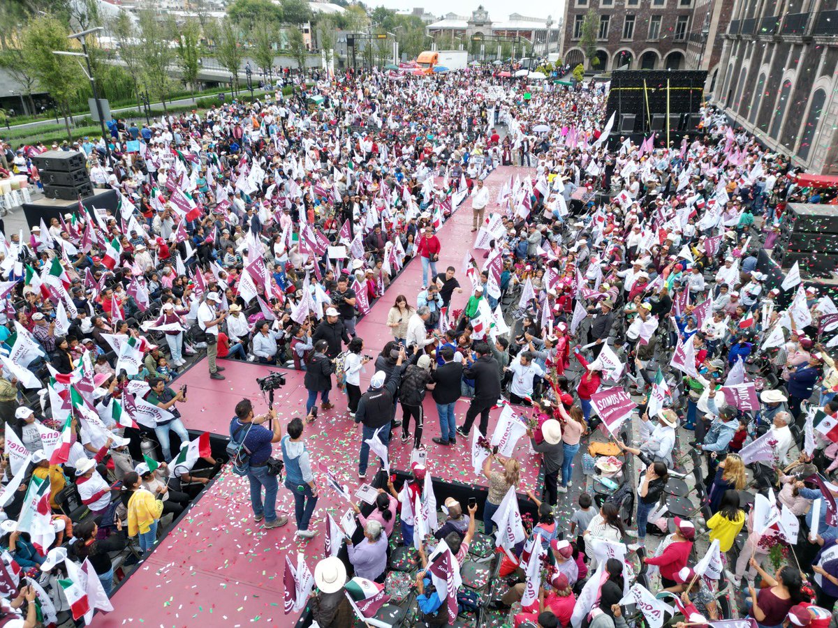 adan_augusto's tweet photo. Acompañados por cerca de 50,000 mexiquenses en Toluca, ratifiqué lo que dije en esta hermosa plaza hace un año: “Los tiempos del señor son perfectos”. 

Mañana concluiremos estos primeros 70 días de recorridos populares por todo el país con un solo objetivo: que siga la Cuarta Transformación.

Nos vemos mañana en el Monumento a la Revolución.