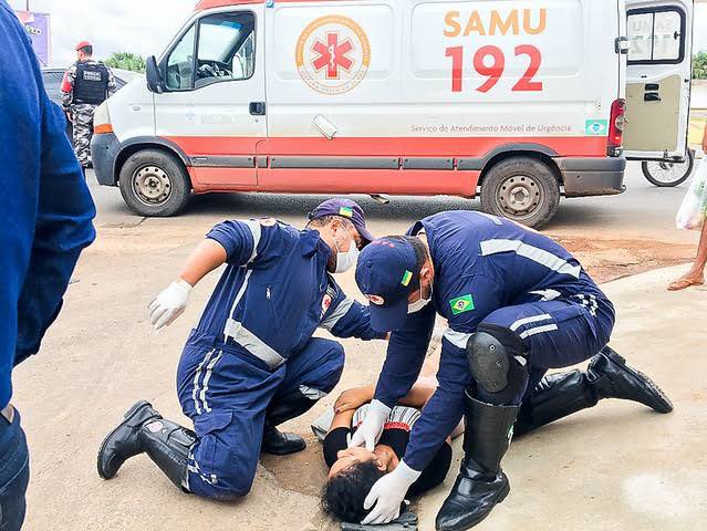 choquei's tweet photo. 🚨BRASIL: Mulher é esfaqueada em Curitiba e durante o atendimento do SAMU ela tentou beijar o socorrista.

O profissional resistiu ao assédio e a situação levou a mulher a fugir do local sem receber os cuidados de primeiros-socorros. https://t.co/tsOiTB6hwp