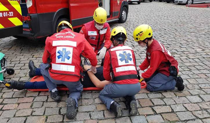choquei's tweet photo. 🚨BRASIL: Mulher é esfaqueada em Curitiba e durante o atendimento do SAMU ela tentou beijar o socorrista.

O profissional resistiu ao assédio e a situação levou a mulher a fugir do local sem receber os cuidados de primeiros-socorros. https://t.co/tsOiTB6hwp