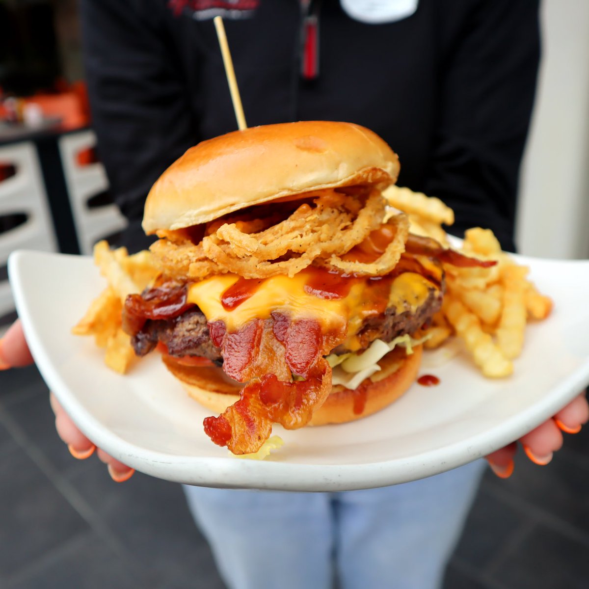 🍔 Craving a burger with a twist? Our Tokyo Burger is stacked with teriyaki barbeque, gooey American cheese, crispy bacon, crunchy onion strings, and a kick of spicy mayo.
#disneyfoodblog #disneyfoodie #disneyfoods #disneylandfood #downtowndisney #orangecounty #splitsville