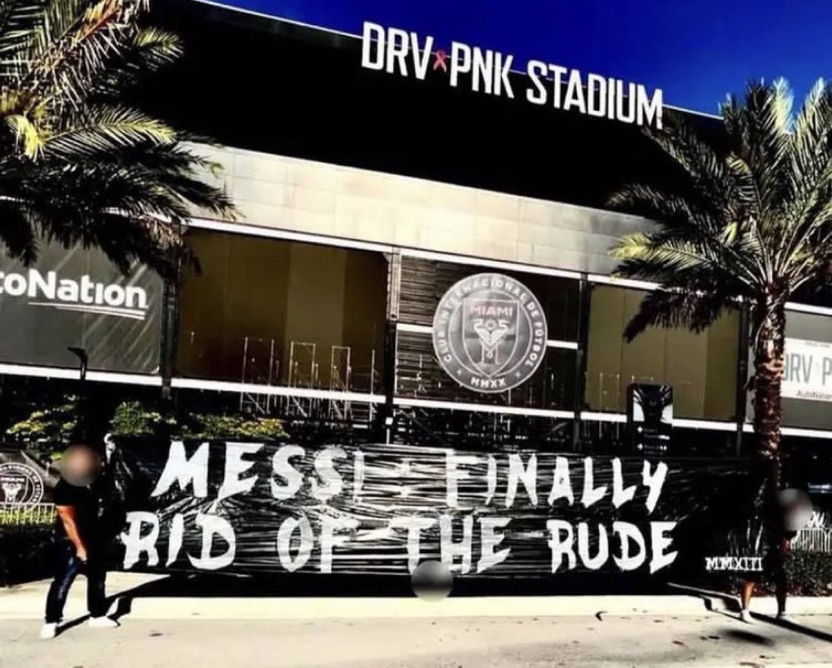 « Messi : enfin débarrassé du grossier »

Leo Messi a lui aussi le droit à sa banderole, mais directement à Miami. 🤯🔴🔵