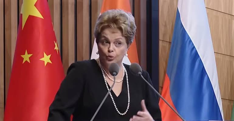 Sob o comando da Dilma Rousseff, o banco dos BRICS vai começar a emprestar dinheiro EM REAL e mandar o dólar para a pqp. Estamos falando de um bloco que terá quase 40% do PIB mundial, utilizando a nossa moeda em empréstimos, diminuindo a dependência do Sul Global da moeda