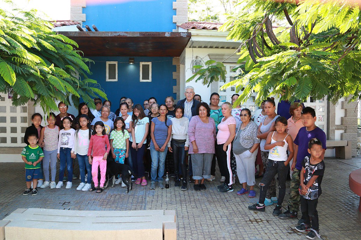 LuisEAyalaT's tweet photo. Seguimos recorriendo el distrito. Gracias a los vecinos de las Colonias Santa Cecilia 2 y 3 por el recibimiento. ¡Qué gusto poder aprovechar este sábado para pasar a saludarlos!
#AyalaEnAcción #Distrito3Local https://t.co/3phJMRUtbf