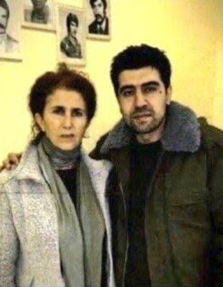 musaucan33's tweet photo. Sakine Cansız, örgüt sempatizanı zannettiği Ömer Güney'le Paris'te, PKK sözde dernek binasında poz veriyor.

MİT ajanı Ömer Güney, bu pozdan sonra Cansız'ın canını en güvendiği yerde aldı.

Ömer Güney, kim bilir bugün hangi yüz, hangi adla; Sakineler cansız, sarı torbalarda. 😊 https://t.co/ybZ2hWgj3b