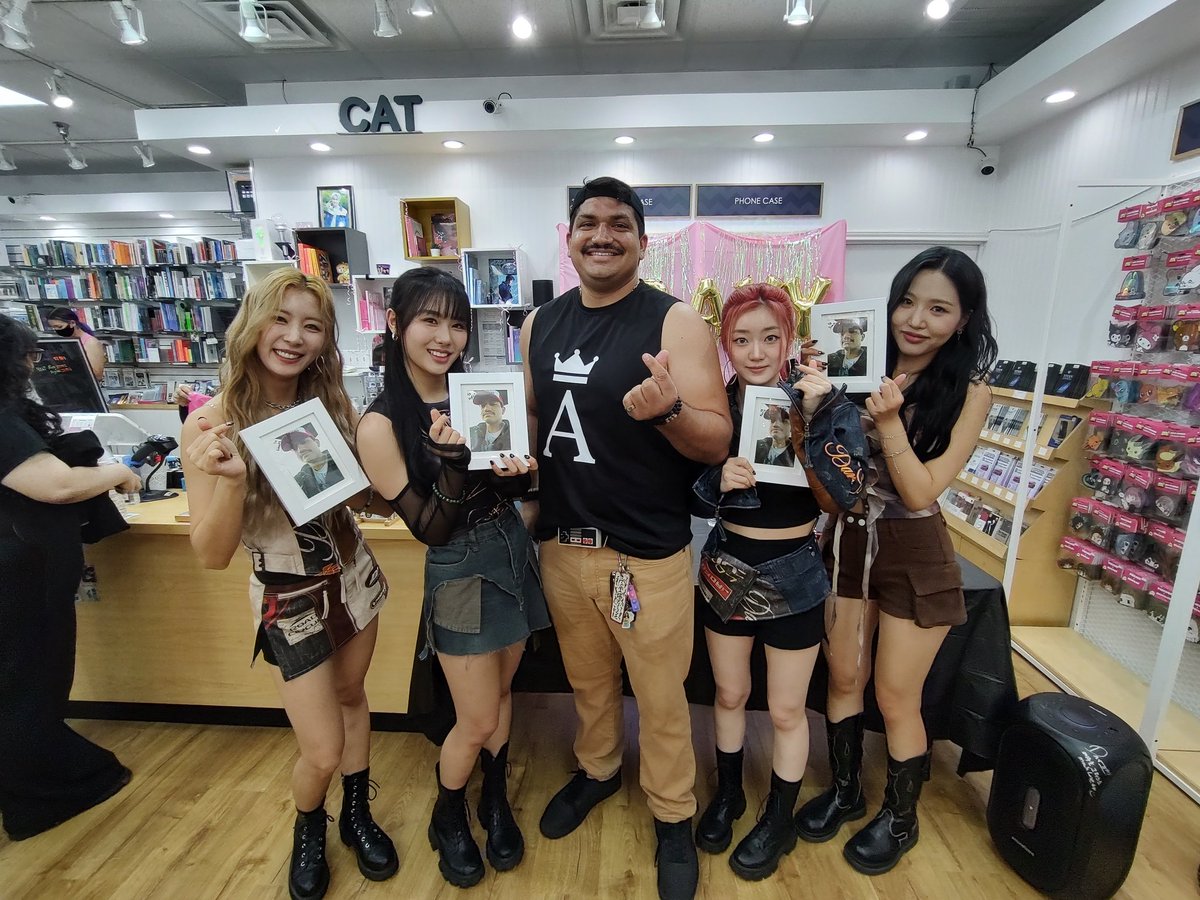 Duranchilla70's tweet image. Still all just a fever dream. 
#craxy #nolimitworldtour #pinkbox #brianscoffee #WOOAH #karin #hyejin #swan #chaey