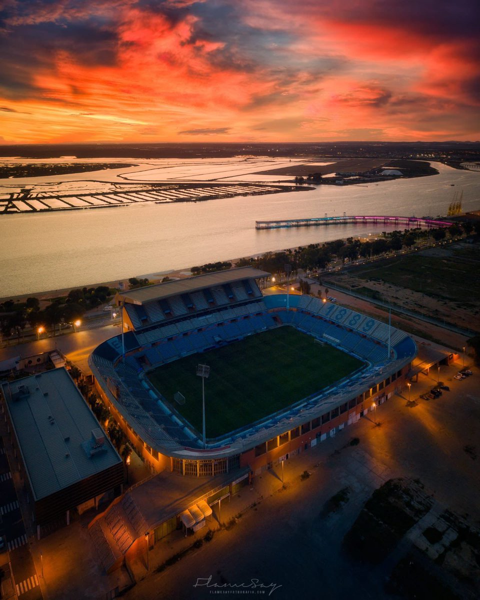 Sueñen…. Con el rojo de la tierra que nos creó. Con el azul del mar que nos abraza. Sueñen… Porque regresa el fútbol a orillas del Odiel. Vuelve el fútbol. Vuelve el <a href="/recreoficial/">RC Recreativo de Huelva</a>. A por la <a href="/Primera_RFEF/">Primera Federación Versus e-Learning</a>. 

“Decano, te quiero… Te vengo a ver”. Vamos, #Recre.