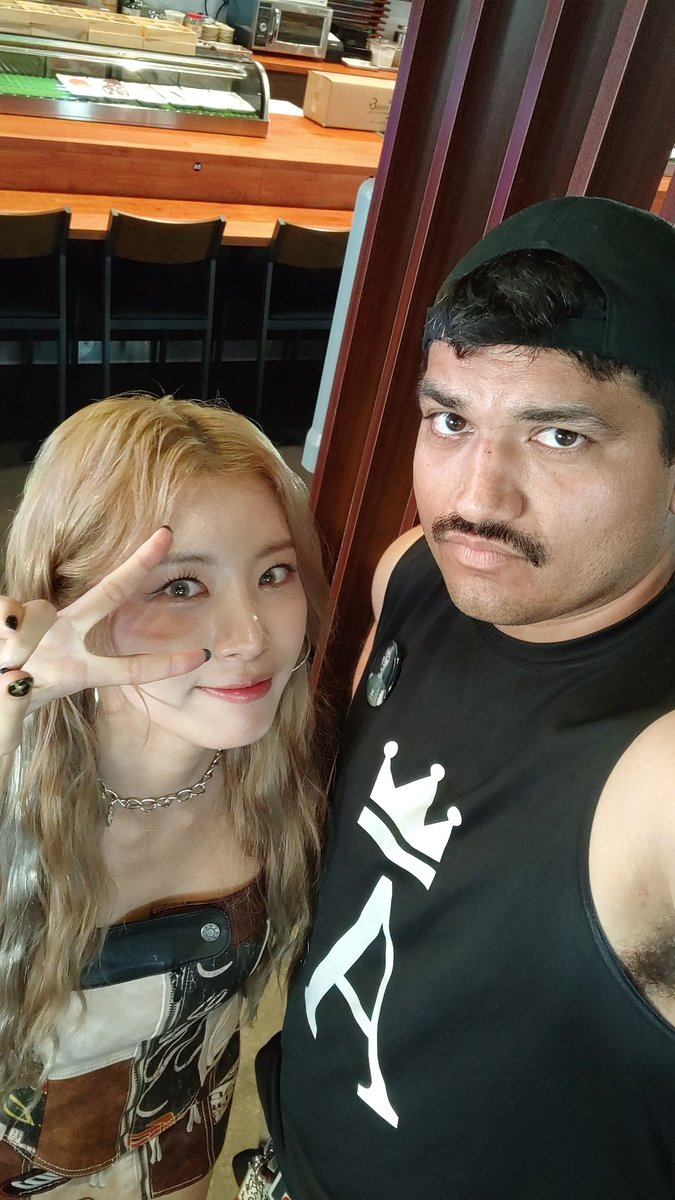 Duranchilla70's tweet image. Still all just a fever dream. 
#craxy #nolimitworldtour #pinkbox #brianscoffee #WOOAH #karin #hyejin #swan #chaey