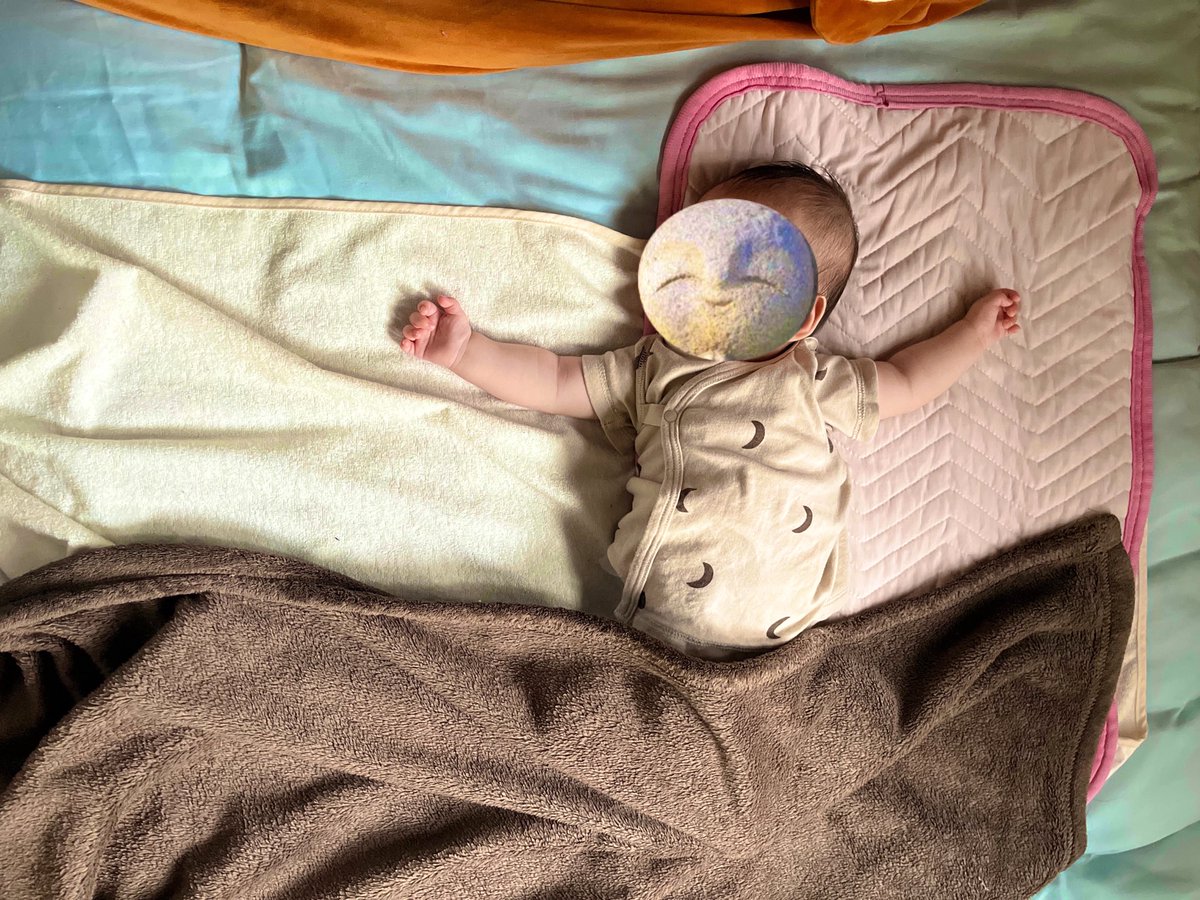 i__tu__ka's tweet photo. ふたばちゃん
足と首の力が強くて、寝てる間に動いてお布団占拠されてる😂

寄ってくるだけならまだしも、90度回転とかもするから
赤子の潜在能力 恐るべし…

ちなみに鎌倉の和み地蔵に似てます☺ https://t.co/vo2l7arKOQ