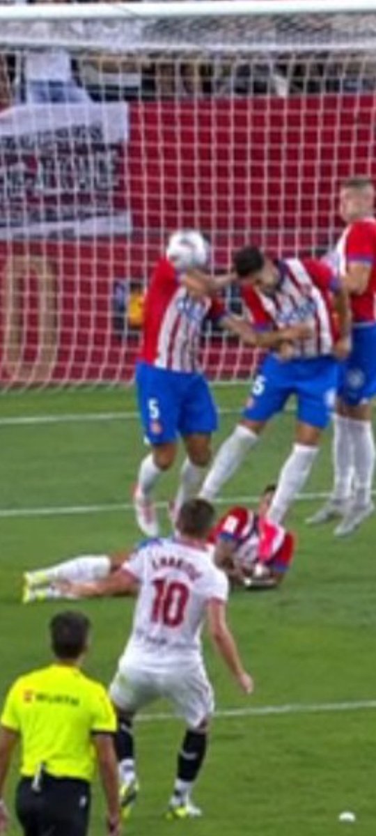 NuestroSevilla_'s tweet photo. El balón está tocando brazo hasta por debajo de la manga. Sí eso es hombro los del Girona deben de llevar camiseta de tiranta https://t.co/ikjxOb9zgs