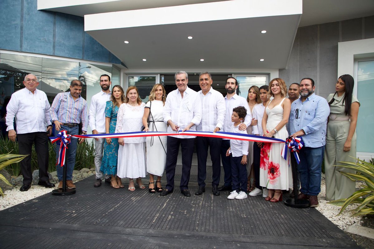 PresidenciaRD's tweet image. El presidente @LuisAbinader participó en la inauguración de la 2.ª etapa del Centro de Tecnología Médica Avanzada Cremedical, en📍La Vega; obra que ofrecerá servicios de consultas y cirugías en las áreas de Oftalmología, Gastroenterología, Cardiología y Otorrinolaringología.