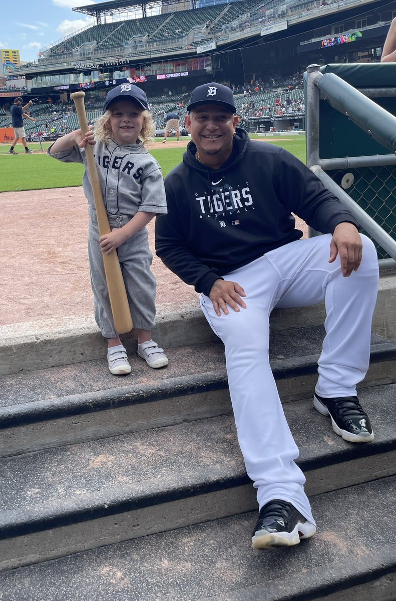 RobertsOnTheMic's tweet photo. 1935⏩1994⏩2023

Thank you @tigers for allowing us to kick off the fourth generation of this family tradition spanning almost 90 years. A day we won’t soon forget. https://t.co/EDl6UC2JJ7