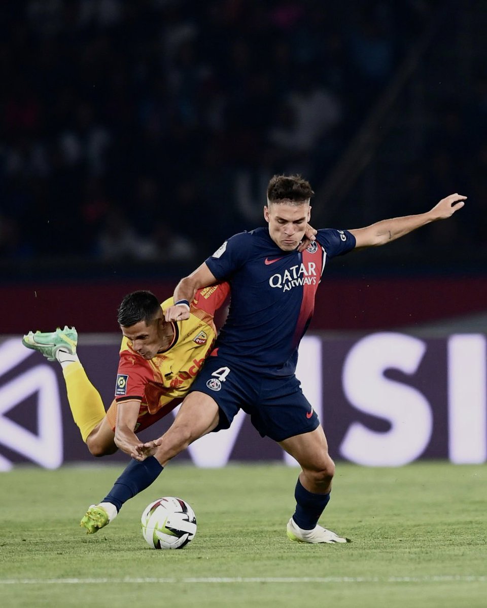 manuugarte8's tweet photo. Ici c'est Paris 🔴🔵👊🏼

Les trois premiers! Continuez comme ça. 

@PSG_inside @PSG_espanol https://t.co/lgLp1zSycU