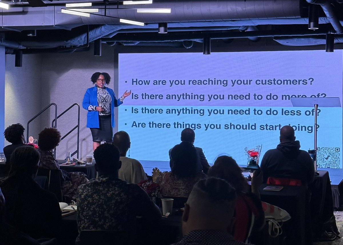 famousamosus's tweet photo. "[Ask yourself] what exactly is it that I could give to my customers to get them to purchase?" @Keenyakelly shared a lot of valuable #socialmediamarketing wisdom with our #IFSThinkTank group, highlighting the importance of knowing your audience! https://t.co/pHLeyxqChr