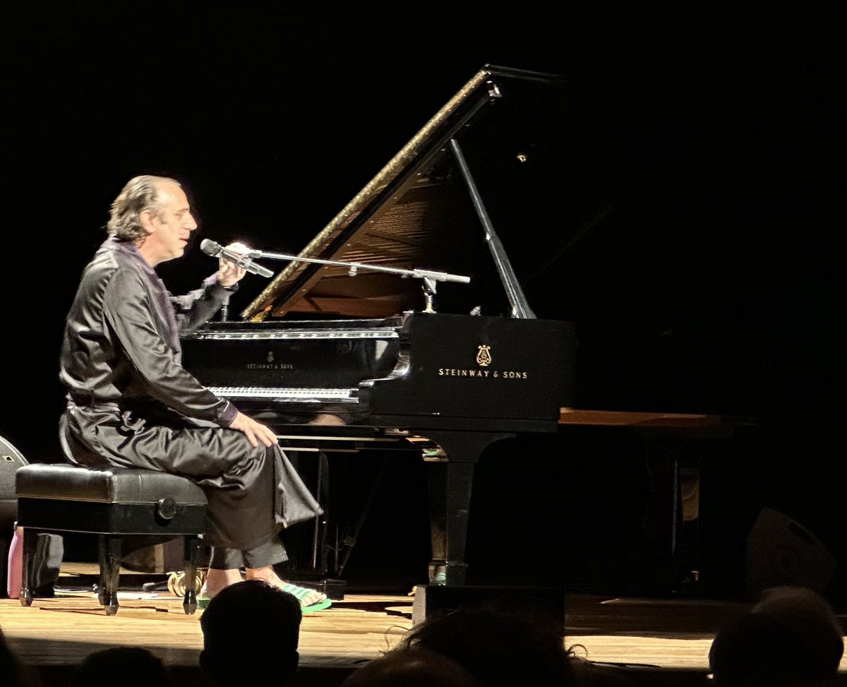 Genialer <a href="/chillygonzales/">Chilly Gonzales</a> beim #kunstfestweimar #ofenfrisch #niemandwillgehen