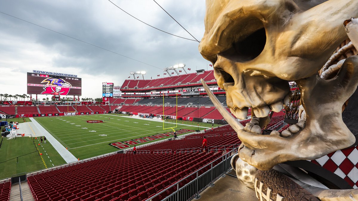 Buccaneers's tweet photo. Does YOUR team's stadium have a pirate ship? 🏴‍☠️ https://t.co/SicLxt8E4N