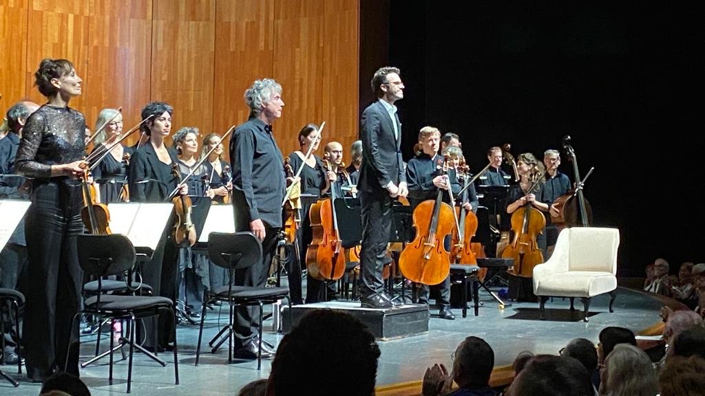 Ein fein studiertes Orchester, klangvolle Chöre und eine sehr souveräne musikalische Leitung durch #DinisSousa - da vermisst man auch den kurzfristig ausgeschiedenen #JohnEliotGardiner nicht. @Spikelmyers (Énée), @AliceCoote (Cassandre), #PaulaMurrihy (Didon) führen die bis in…