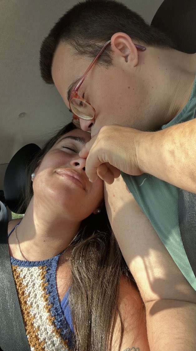 Lucialaguna19's tweet photo. Aún no me creo que nos hayas dejado, que ya no voy a tener tus abrazos, tus besos, tus piropos…. No quiero olvidarme de ti, aunque eso conlleve tener que recordarte todos los días de mi vida.
Te quiero flipadito, y te necesito muchísimo 💔 https://t.co/LVeOOOmAdx