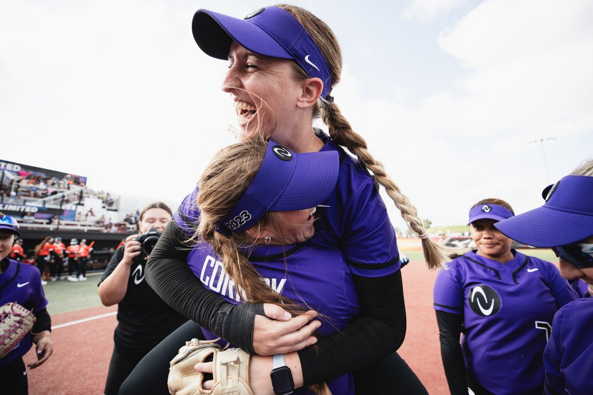 AUProSports's tweet photo. A whole lotta smiles, and a whole lotta dancing 💜🕺

#AUSB | #BeUnlimited https://t.co/kYe1Df5zND