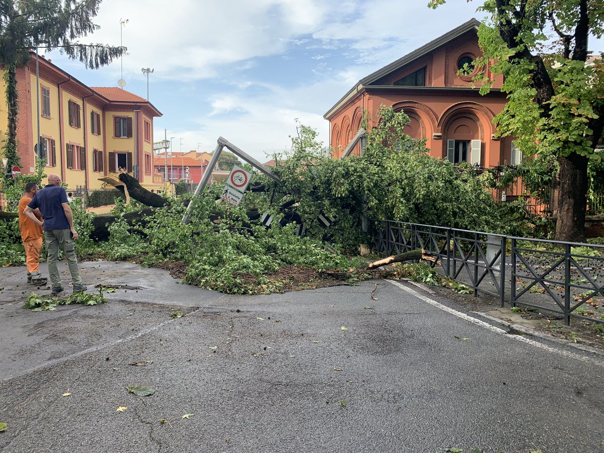 GLocarni's tweet photo. Si torna a casa dopo una giornata molto intensa, consapevole di aver dato un piccolo contributo ma chi di noi non l’avrebbe fatto. ￼Un ringraziamento particolare a tutte le donne e uomini delle forze dell’ordine ai vigili del fuoco ed i gruppi di #protezionecivile #forzavercelli https://t.co/WJglQA2fgi