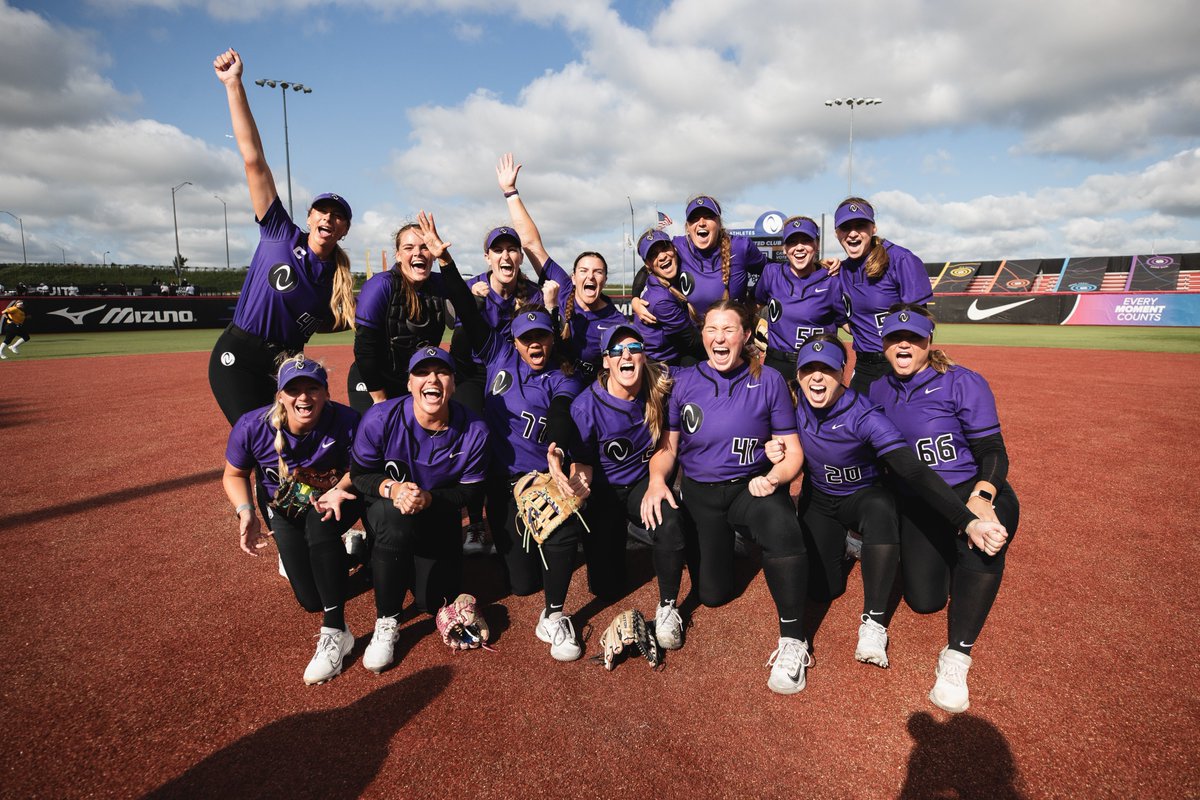 AUProSports's tweet photo. A whole lotta smiles, and a whole lotta dancing 💜🕺

#AUSB | #BeUnlimited https://t.co/kYe1Df5zND