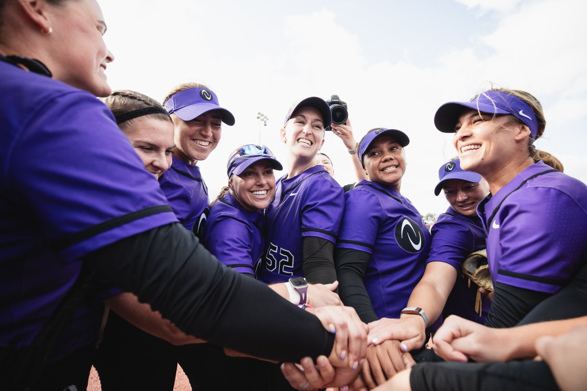 AUProSports's tweet photo. A whole lotta smiles, and a whole lotta dancing 💜🕺

#AUSB | #BeUnlimited https://t.co/kYe1Df5zND