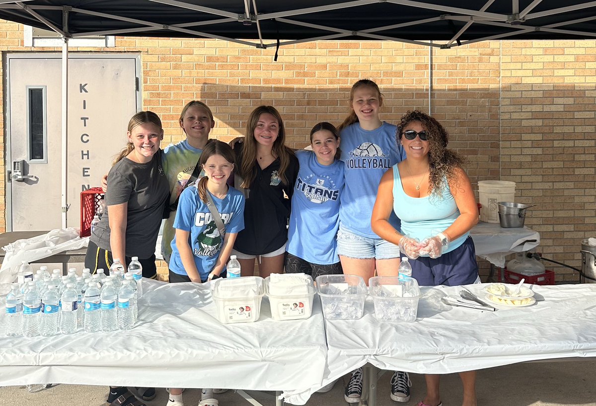 LCMSVolleyball's tweet photo. I offered a volunteer opportunity, and these girls answered. 💙
#pancakesintheparkinglot https://t.co/RjqsupWCV5