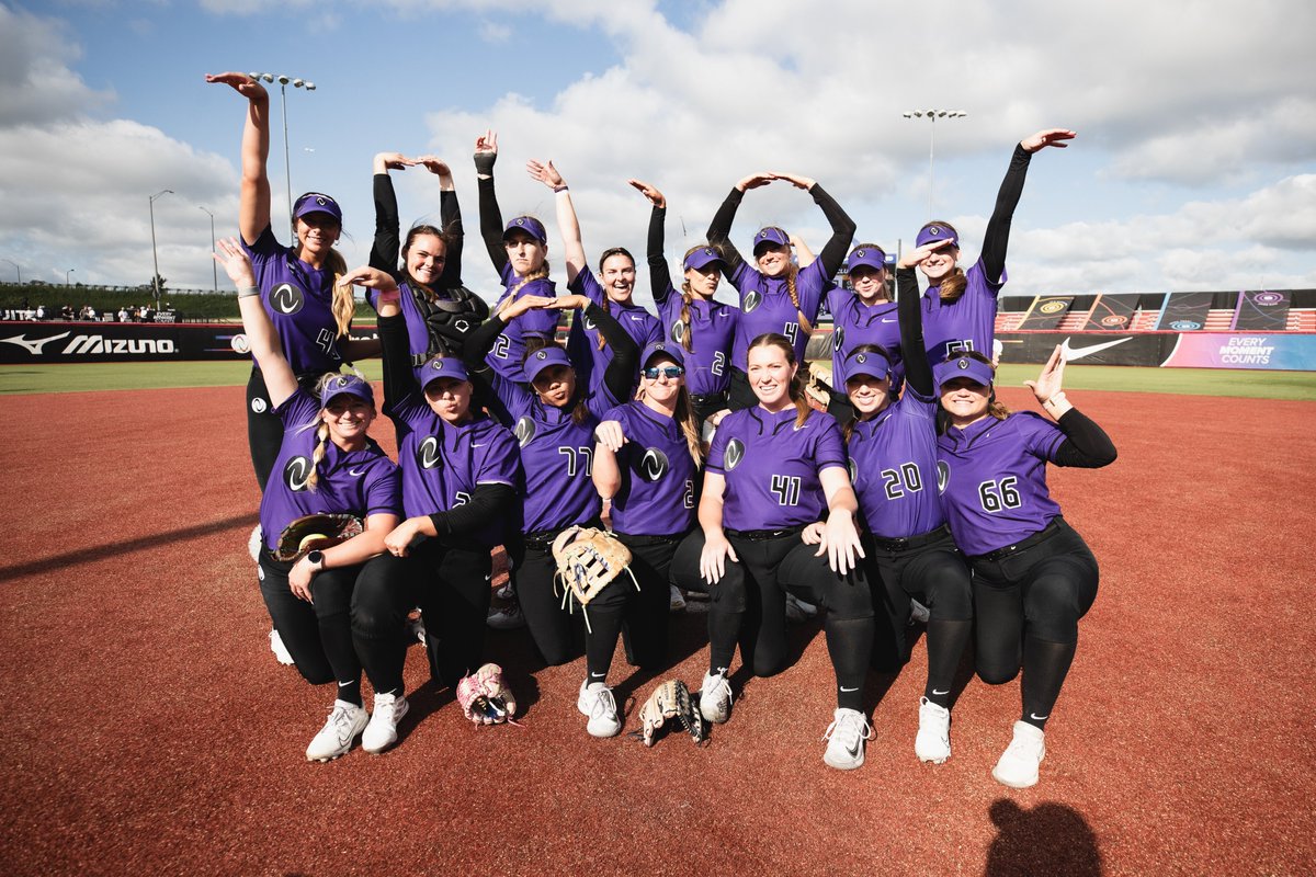 AUProSports's tweet photo. A whole lotta smiles, and a whole lotta dancing 💜🕺

#AUSB | #BeUnlimited https://t.co/kYe1Df5zND