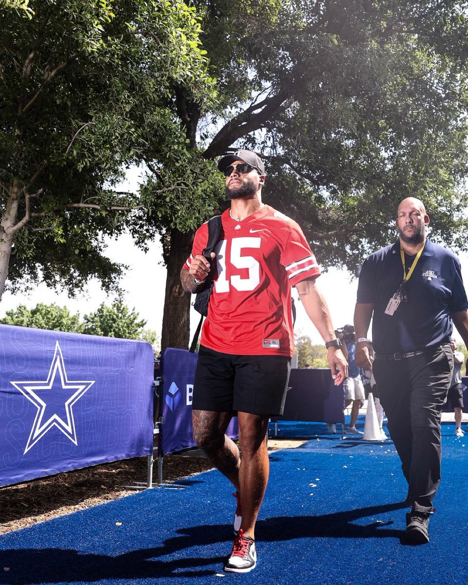 jasrifootball's tweet photo. Dak wearing an Ezekiel Elliott jersey 👏 https://t.co/TpWLFDrNdA