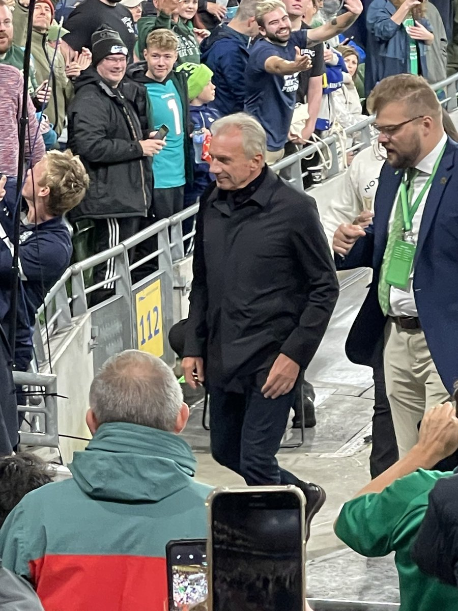 BigfootJoeItis's tweet photo. Ah, good evening Mr. Joe Montana. Didn’t expect to see you walk in front of me in Dublin tonight!! #NotreDame #NavyvsND #Aviva https://t.co/HfvsFNKMz9