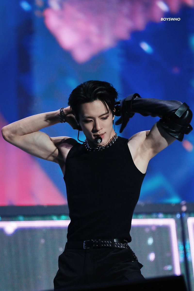 suho_jinyoung's tweet photo. jeno’s arms oh wow 😵‍💫 https://t.co/Km4D878YsJ