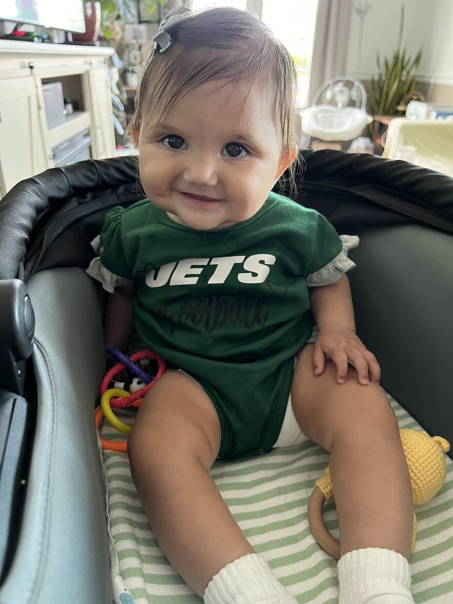CourtneyAurillo's tweet photo. Ready to see @AaronRodgers12  in action!! @jetnation #jets https://t.co/STpvTPKJh3