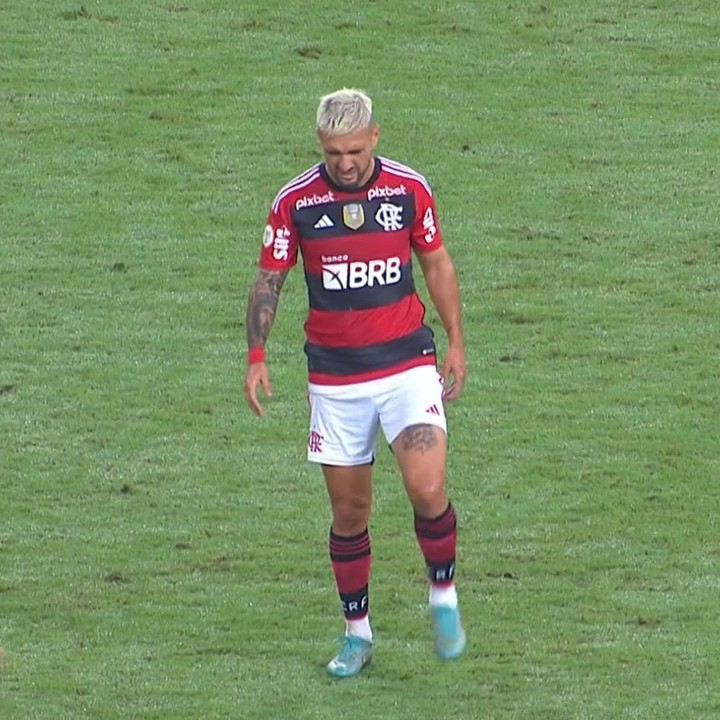 UyPorElMundo's tweet photo. 🇧🇷 Giorgian De Arrascaeta se retiró lesionado al minuto 16' del partido frente al Internacional por el Brasileirao 🚑 https://t.co/Duw9wEAQuo