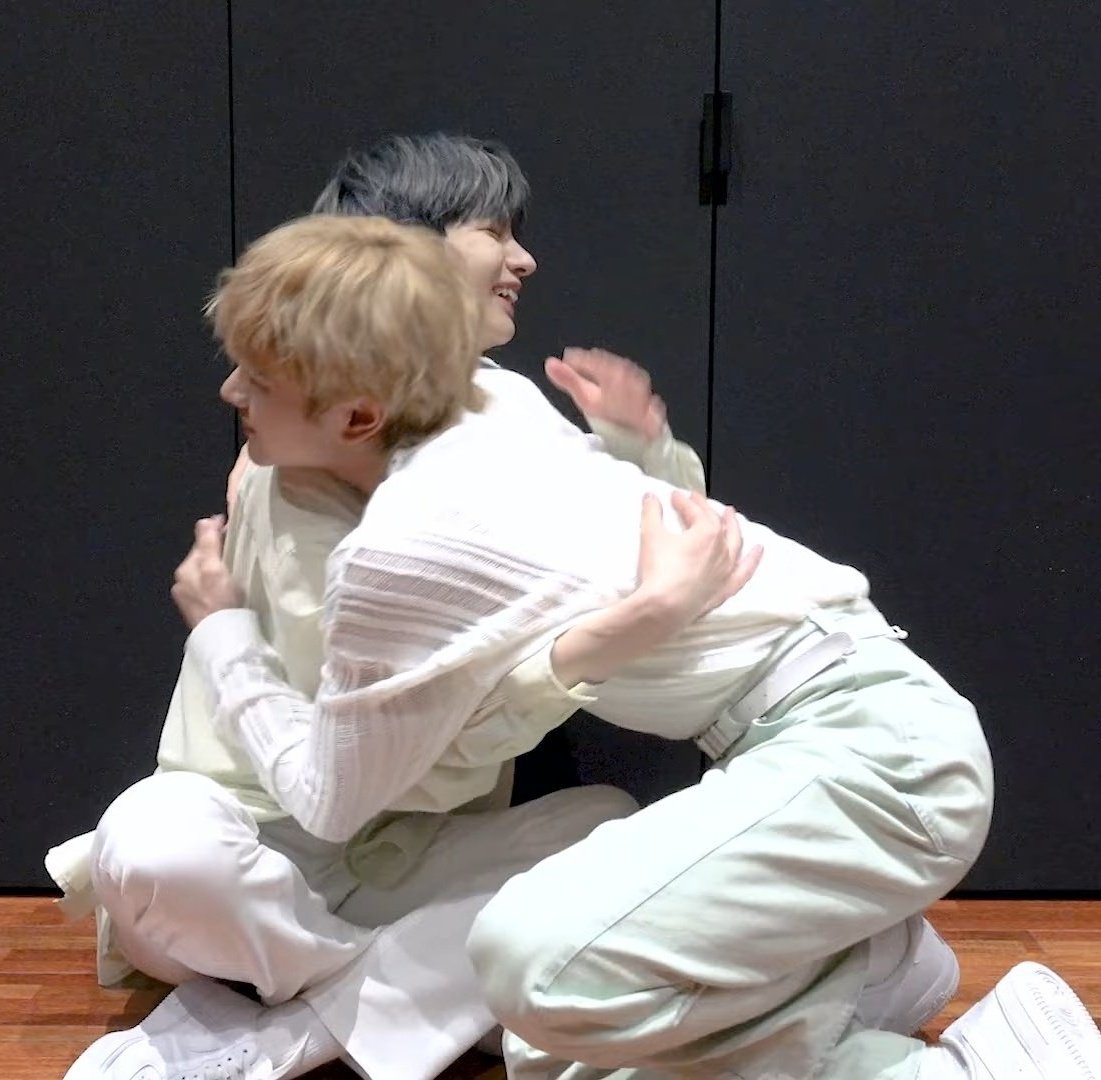 ourgaku's tweet photo. bear hug of the day 🐻🐻‍❄️

#GAKU #HIKARU https://t.co/wt9HlsPVxV
