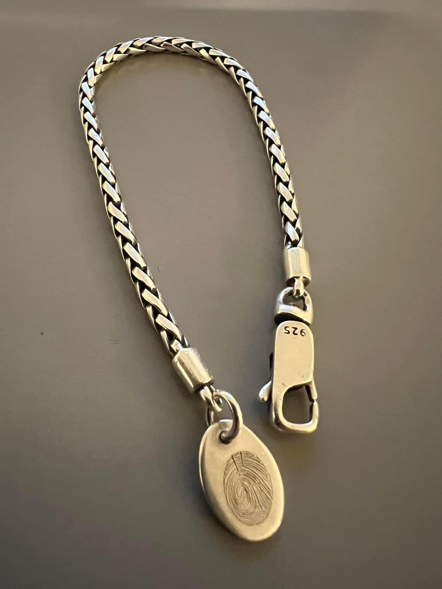 Twitter,,,,, Doe waar je voor gemaakt bent!

Verhaal en foto 👇🏻

#NS #delen #armband #gevonden #treinen #Amsterdam #Zandvoort #F1 #Formule1 #vingerafdruk #openbaarvervoer