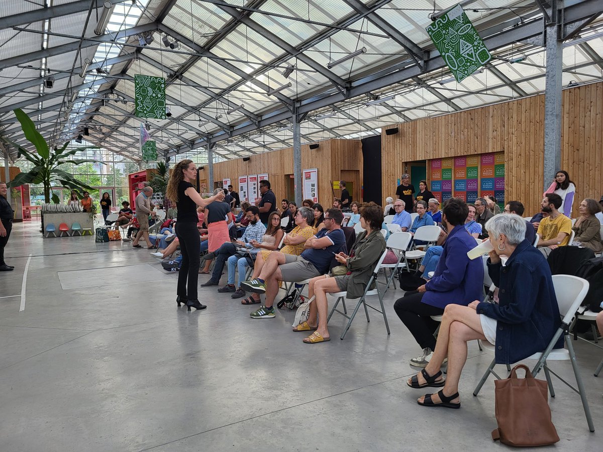 CeliaAtParis's tweet photo. 🇨🇵🎭 4è Saint-Ouen sur Scène - Un Démocrate de Julie Timmerman @ Serre Wangari du Grand Parc

📍 12 rue Albert-Dhalenne
ℹ️ Idiomécanic Théâtre : https://t.co/WqU6Q1blKJ
ℹ️ https://t.co/sT4FL8PwZa

#93400 #SeineSaintDenis #SaintOuenSurSeine #culture #art #artvivant #théâtre #spectacle #biopic #EdwardBernays #pulsion #désir #peur #autorité #propagande #influence #manipulation #spin #masse #opinionpublique #relationspubliques #leaderdopinion #librearbitre #démocratie #capitalisme #consumérisme #consommation #libreentreprise #SigmundFreud #CalvinCoolidge #americanwayoflife #LuckyStrike #UnitedFruitCompany #espacepublic #écoquartier #prairie #serre #jardinage #jardinpartagé #ruche #miel #biodiversité #airedejeux #skate #rollers #amphithéâtre #château