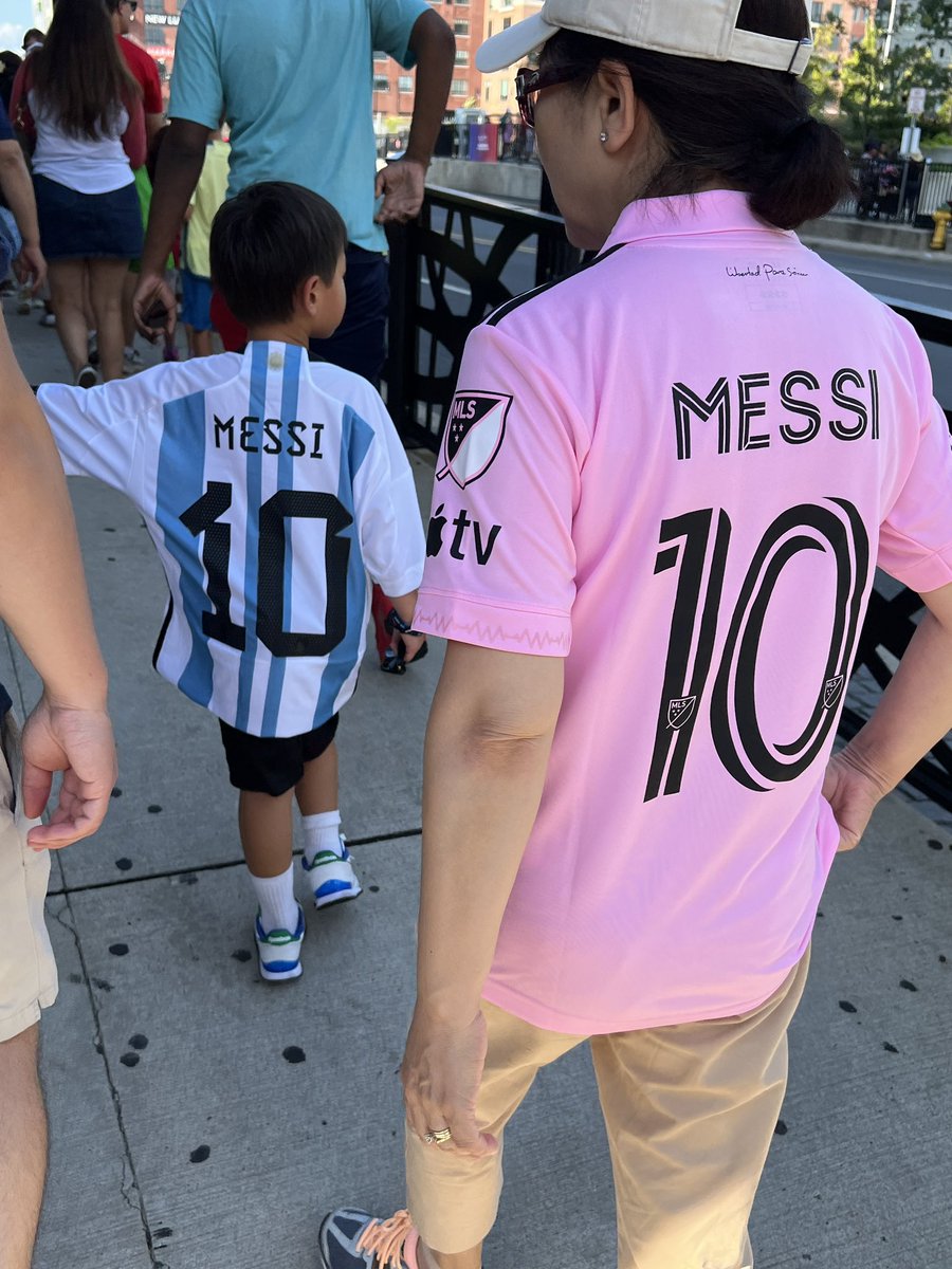 Messi shirts everywhere! <a href="/1010WINS/">1010 WINS on 92.3 FM</a> @wcbs880