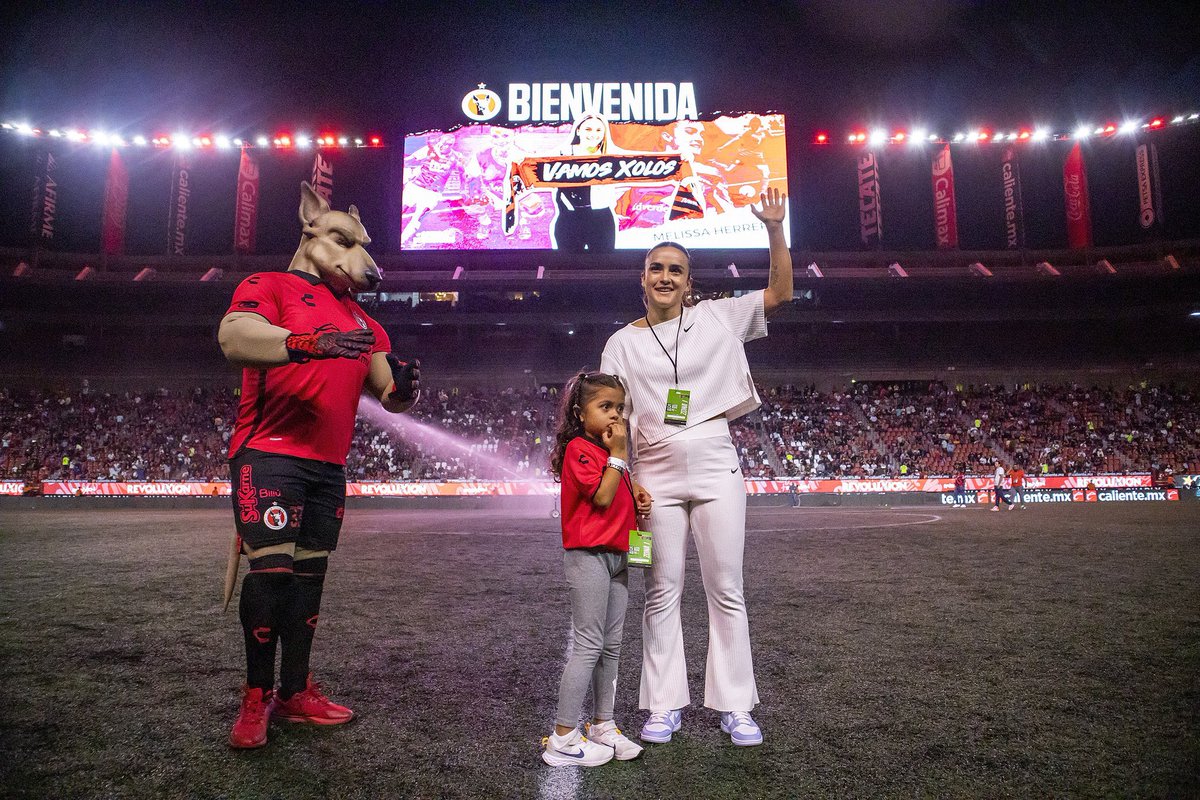 XolosFemenil's tweet photo. ¡Bienvenida Perrísima!

En el medio tiempo de @xolos vs Mazatlán, @meli7herrera fue presentada como la nueva integrante de La Jauría 🐕✨

#SomosPerrísimas https://t.co/cWeI2CYRfP