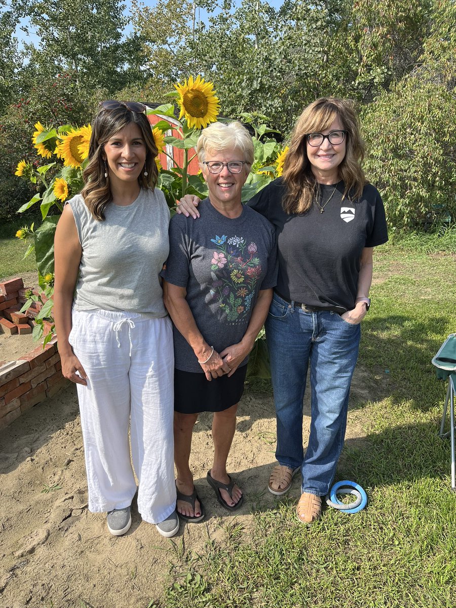 MarieFrRenaud's tweet photo. Great people, dogs, surroundings, food…
Our St. Albert and Morinville-St.Albert NDP volunteers got together today. 🧡
#stalbert #mvsa https://t.co/WjN4WyFY1L