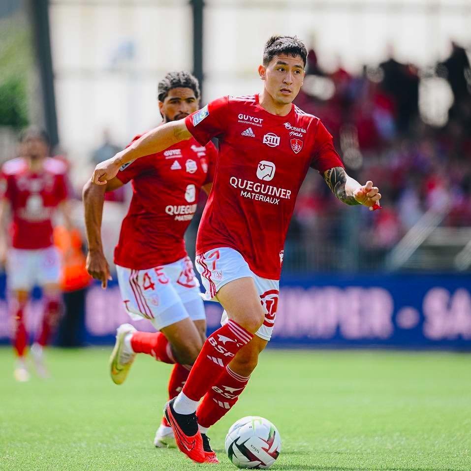 UyPorElMundo's tweet photo. 🇨🇵 Martín Satriano (22) sumó 28' en la derrota 2 a 0 del Brest frente al Marseille.

El uruguayo hizo un partido correcto y tuvo una chance al cabecear una pelota parada pero se fue desviado. https://t.co/iPyJC63dgY