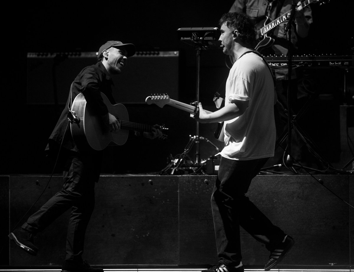 Jordan_Crosby's tweet photo. @samfendermusic brings day 2 of  Leeds Festival to a close with a bang! https://t.co/nmcW6ZUC0C