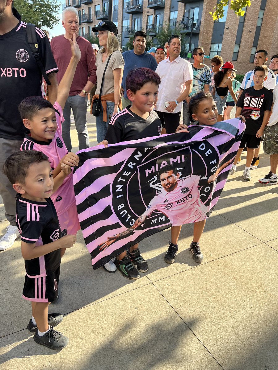 Young Fans love Messi! <a href="/1010WINS/">1010 WINS on 92.3 FM</a> @wcbs880