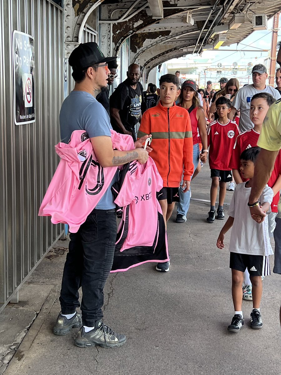 Vendors are everywhere, including the PATH station <a href="/1010WINS/">1010 WINS on 92.3 FM</a> @wcbs880