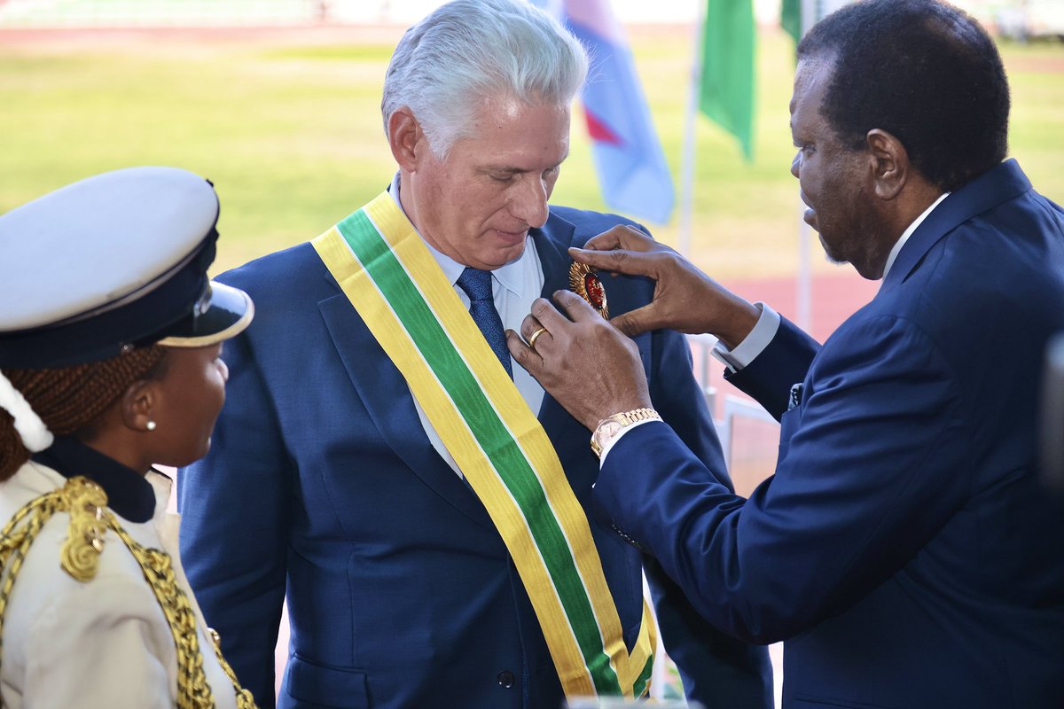 DiazCanelB's tweet photo. Muy emotivas las primeras horas en Windhoek, en el acto por Día de los Héroes. Rendimos tributo a héroes y heroínas de #Namibia, Angola y #Cuba, quienes abonaron con su sangre el camino a la independencia y pusieron fin al odioso régimen del #Apartheid. https://t.co/MtgTgSU1HQ