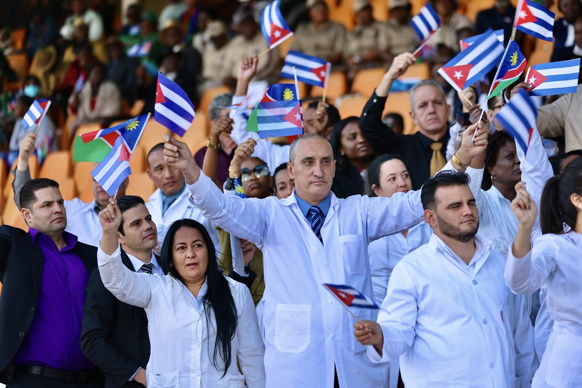 DiazCanelB's tweet photo. Muy emotivas las primeras horas en Windhoek, en el acto por Día de los Héroes. Rendimos tributo a héroes y heroínas de #Namibia, Angola y #Cuba, quienes abonaron con su sangre el camino a la independencia y pusieron fin al odioso régimen del #Apartheid. https://t.co/MtgTgSU1HQ