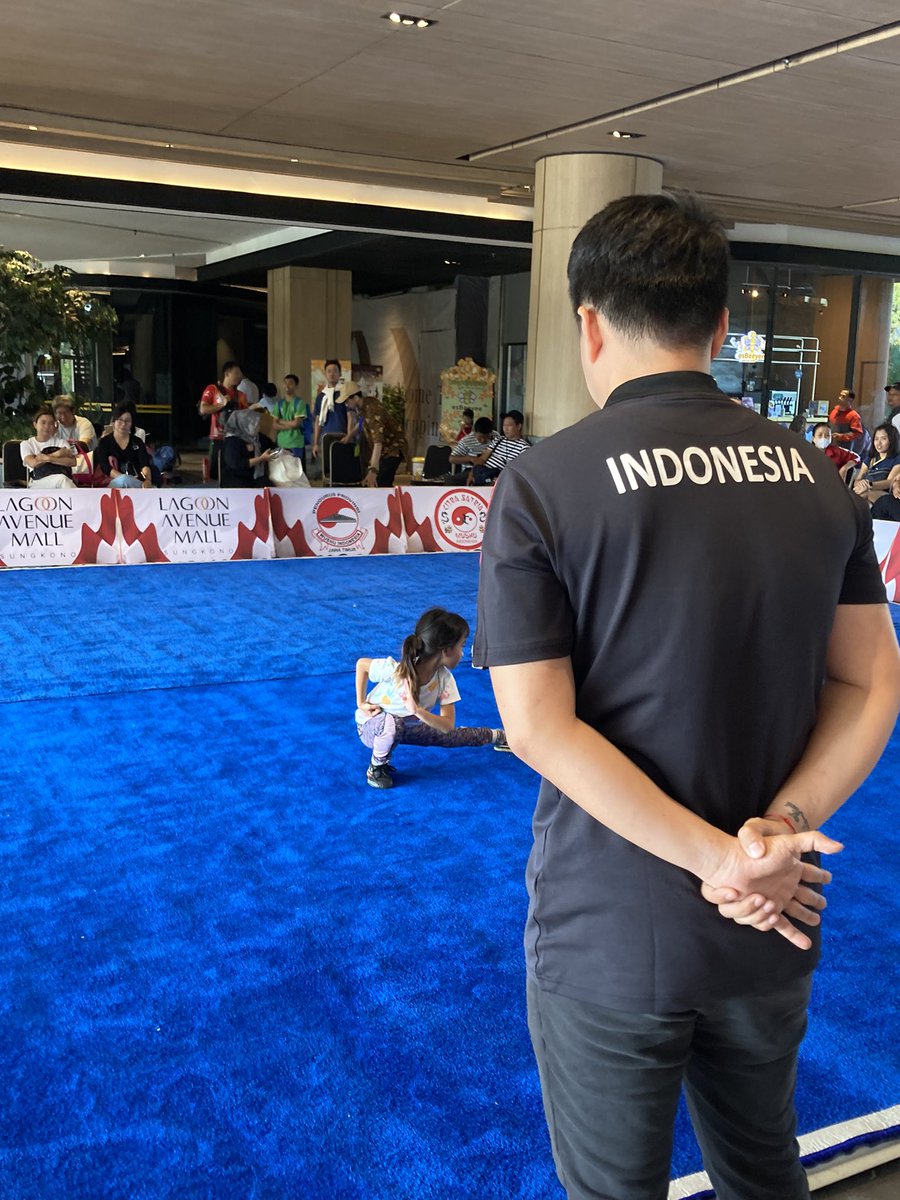 DennyDominicus's tweet photo. Anak gue 5th sudah jadi atlet wushu. Kemarin dapat emas kejuprov Bali. Sekarang lagi mau tanding piala Koni Jatim mewakili Bali.

Gue emang berbakat buat manusia berprestasi 🤭 https://t.co/hTBJa9lwZr
