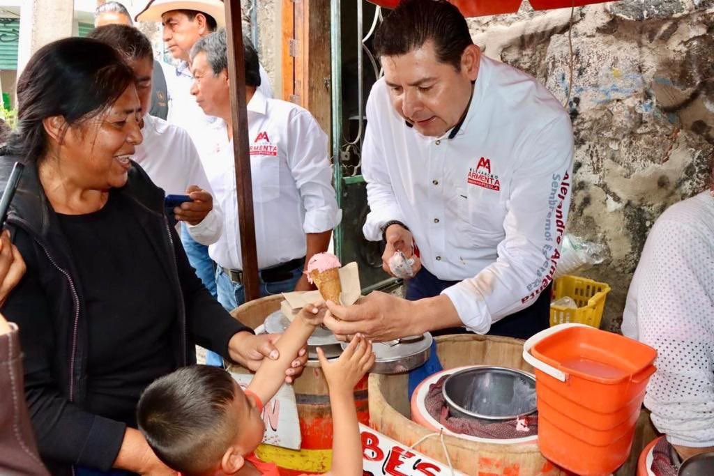 armentapuebla_'s tweet photo. ¡Estamos en #SanNicolásDeLosRanchos! 

Hoy llevamos a cabo nuestra jornada de reforestación #SembremosEsperanza de la mano de comerciantes, madres y padres de familia. Seguimos difundiendo el mensaje humanista del presidente @lopezobrador https://t.co/Zp7nCK7cZT