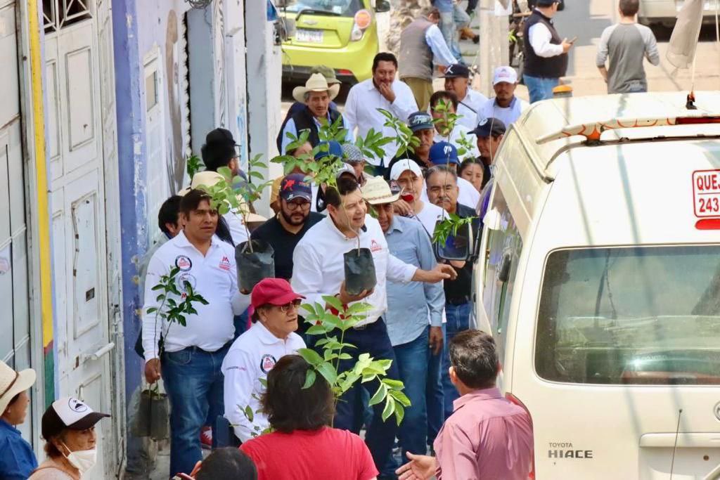 armentapuebla_'s tweet photo. ¡Estamos en #SanNicolásDeLosRanchos! 

Hoy llevamos a cabo nuestra jornada de reforestación #SembremosEsperanza de la mano de comerciantes, madres y padres de familia. Seguimos difundiendo el mensaje humanista del presidente @lopezobrador https://t.co/Zp7nCK7cZT