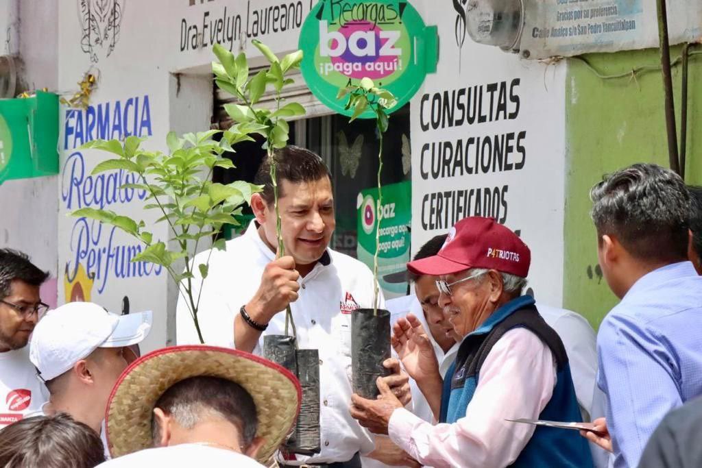 armentapuebla_'s tweet photo. ¡Estamos en #SanNicolásDeLosRanchos! 

Hoy llevamos a cabo nuestra jornada de reforestación #SembremosEsperanza de la mano de comerciantes, madres y padres de familia. Seguimos difundiendo el mensaje humanista del presidente @lopezobrador https://t.co/Zp7nCK7cZT