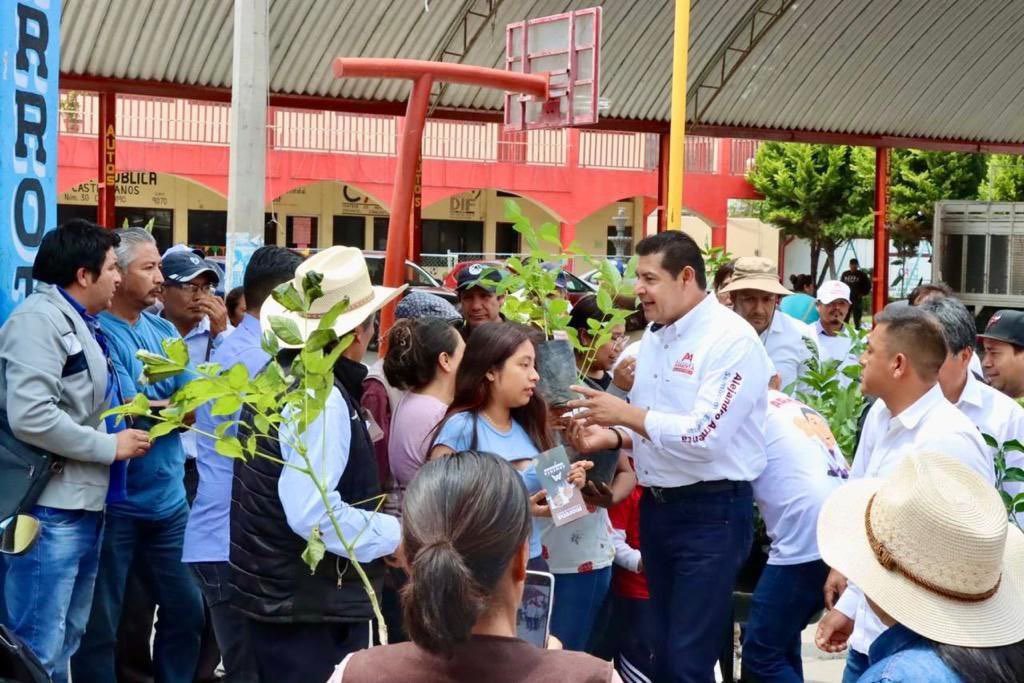 armentapuebla_'s tweet photo. ¡Estamos en #SanNicolásDeLosRanchos! 

Hoy llevamos a cabo nuestra jornada de reforestación #SembremosEsperanza de la mano de comerciantes, madres y padres de familia. Seguimos difundiendo el mensaje humanista del presidente @lopezobrador https://t.co/Zp7nCK7cZT